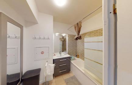 Live Like a Local Stylish 2BR with Balcony & Parking - Foto 17