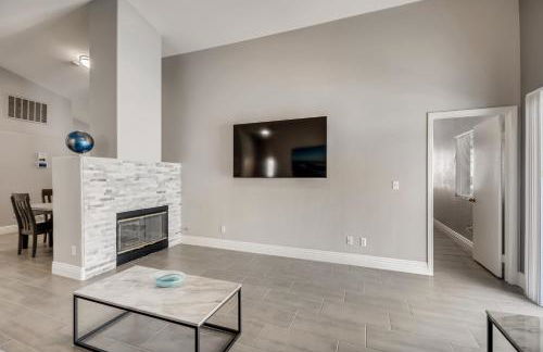 Luxurious House With A Pool, Spa, and Patio, Sleeps 6 Comfortably - Foto 14