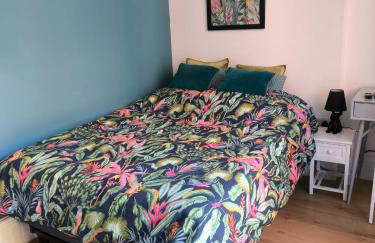 Self Check-in Micro Studio for max 2 guests in Central location RG4 with your own Kitchenette Bathroom Parking and Shared Garden - Photo 3