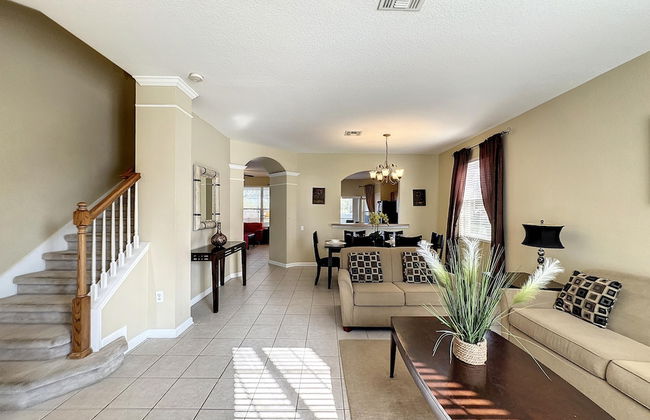 This Amazing 6 Bedroom Property With a Lake View - Foto 2