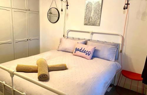 Holly Tree Cottage - 3 bedrooms and large garden with optional glamping double outside - Foto 15