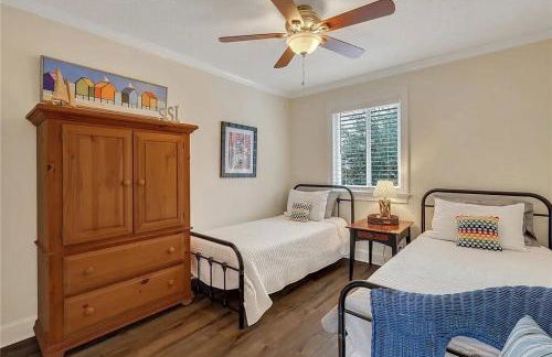 Relaxing Lakeview Stay Near Beach w Pool - Foto 20