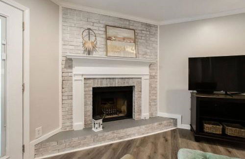 Modern + Cozy Townhome - minutes to Avalon w/king - Foto 9