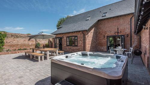 Chapel Cottage at Pond Hall Farm, Stunnning Property with Private Hot Tub, Hadleigh - Foto 2