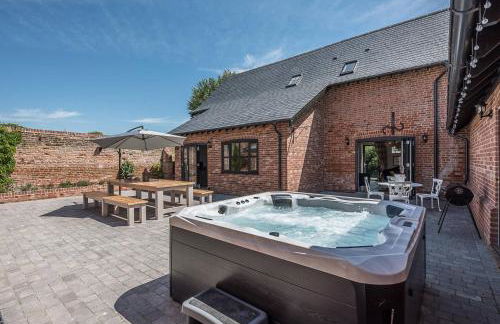 Chapel Cottage at Pond Hall Farm, Stunnning Property with Private Hot Tub, Hadleigh - Foto 2