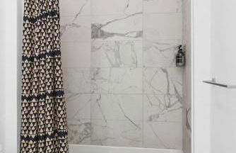 Penthouse Condo on River with Garage and Patio, Walk Downtown - Foto 21