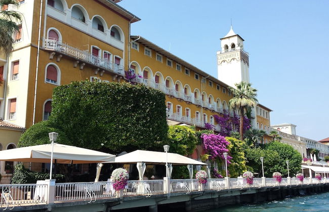 Lovely Flat With Shared Pool and Amazing Lake View - Photo 18