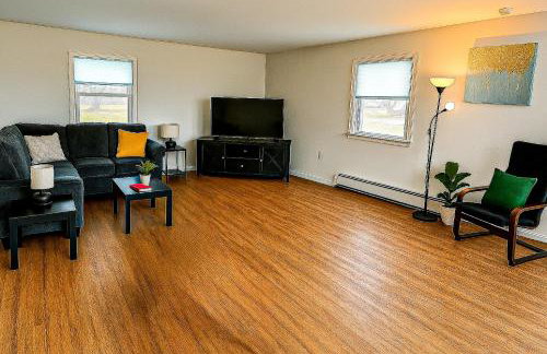 5BR Accessible Valley & Lake View Home Near Cornell - Sleeps 10 - Foto 8