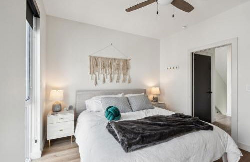 New Modern Townhome With Rooftop Patio 2 Bedroom Townhouse by RedAwning - Photo 27