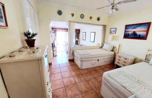 FIRST LINE Villa Floor Studio Apartment with amazing sea view Air Conditioned just 50m from the beach - Foto 14
