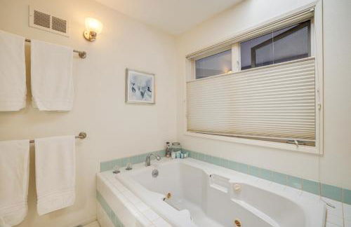 Sudden Valley Home about 1 Block to Lake Whatcom! - Foto 17