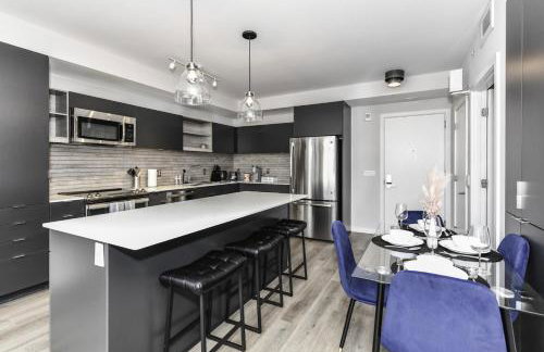 Stylish 2BR Retreat Gym Parkng and Scenic Rooftop - Foto 21