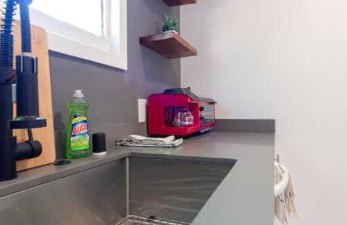 Modern Private Guesthouse with Parking, Yard, and Washer Dryer - Foto 21