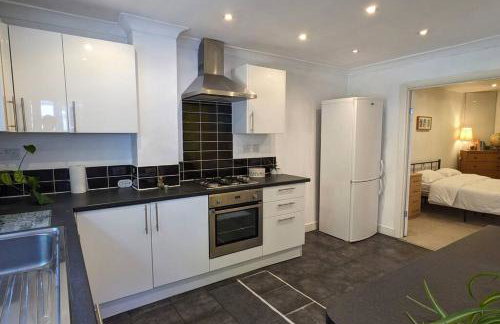 Luxurious & Sunny Garden Flat near Pinner Station - Foto 9