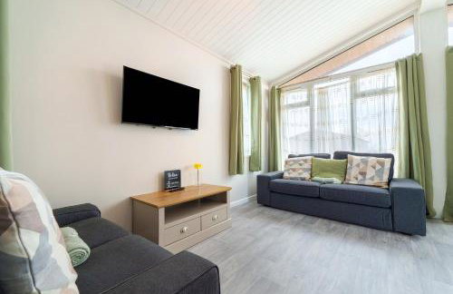 Dove Lodge - Peak District Cabin - Photo 3