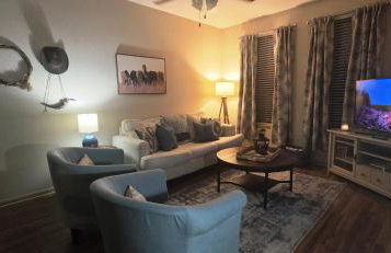 Old Fort Loft King & Queen suites nearest accomodation to Marshals Museum power your EV for free! - Foto 30