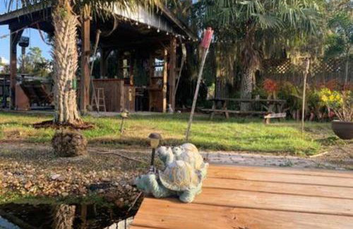 Tropical getaway Pool and tiki bar - Photo 34