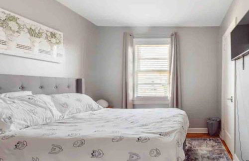 Charming Farmhouse Retreat near Downtown & University Modern Amenities, Fireplace & Porch! - Foto 31