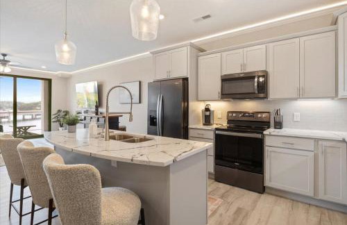 Lakefront Topsider Condo w/ Boat Slip, 2 Pools & Large Deck - Foto 14