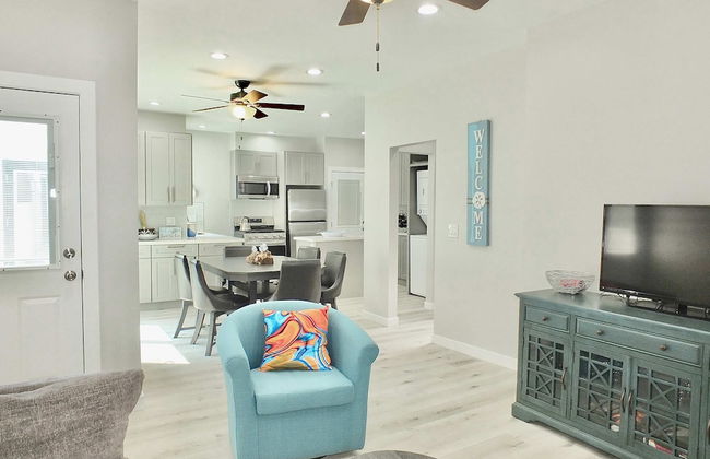 New Beach & Bay Retreat Full of Amenities! - Foto 9