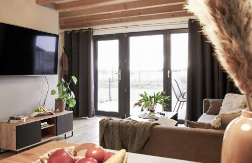 Modern house with private hot tub - Photo 5