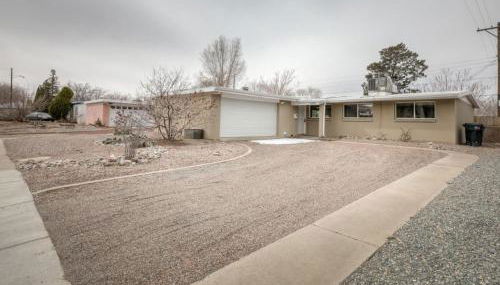 Pitt Paradise Pet Friendly Oasis - An Irvie Home - Photo 3