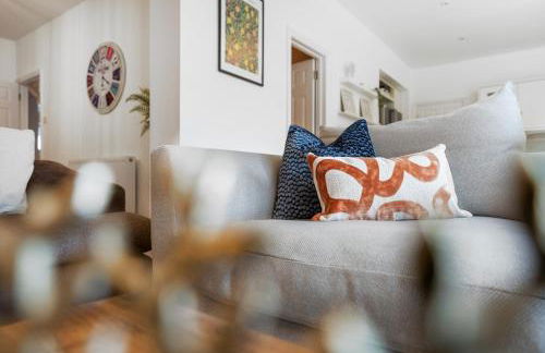 LONG TERM STAY SPECIAL OFFER AVAILABLE! 5-Bedroom Spacious, Stunning Design, Sociable Areas & Cosy House Near South Downs Park, Sleeps 11 with GAMES Room, PRIVATE PARKING and GARDEN - by Blue Puffin Stays - Foto 40