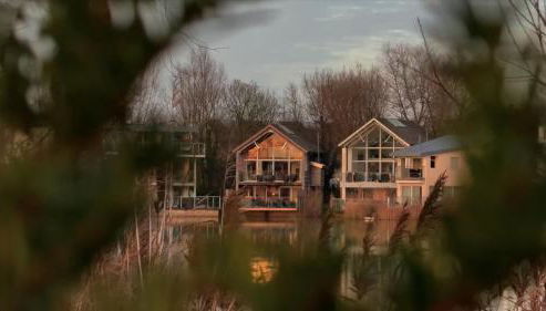 Lakeside Cotswolds Retreat with Private Hot Tub set on Lower Mill Estate - Foto 5