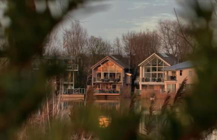 Lakeside Cotswolds Retreat with Private Hot Tub set on Lower Mill Estate - Photo 5