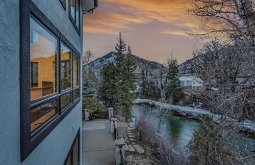 Cozy mountain home w riverfront patio - Foto 18