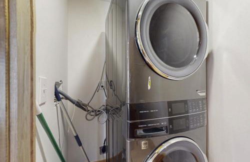 Less Than 1 Mi to Lake George! Family Retreat with Deck - Foto 35