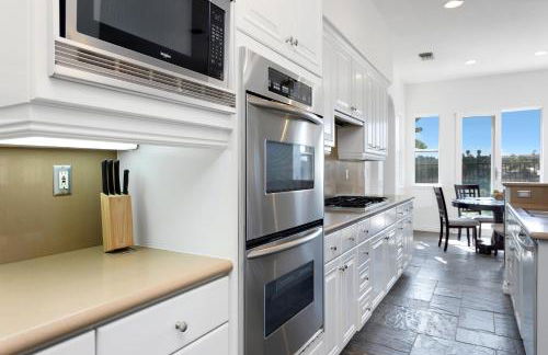 Spacious Luxury home in Gated Community with Resort Pool & Scenic Views - Photo 17