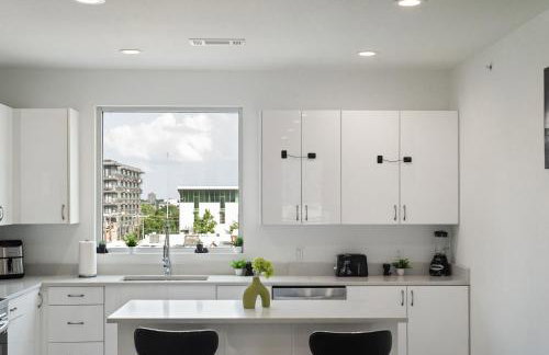 City View 2BR I Parking I King Bed I Workspace - Foto 16