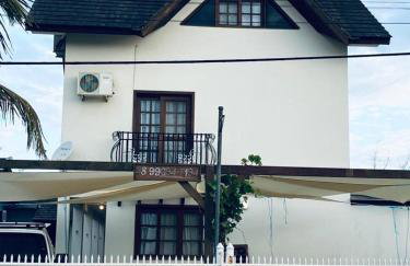 Townhouse composta por 4 triplex duas suítes a duas quadras do mar - Foto 1