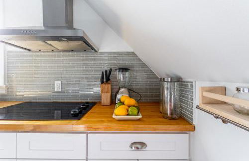 Charming 2BR Getaway with Modern Comforts - Foto 79