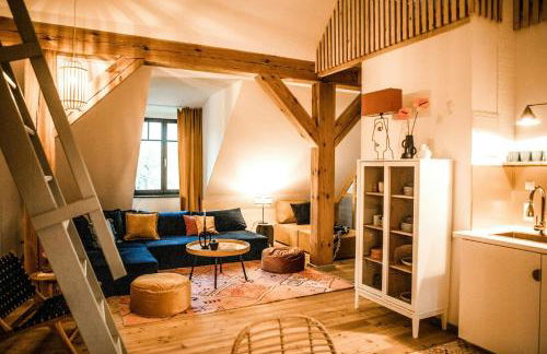 Designer Apartment In Historic Pond House - Photo 5