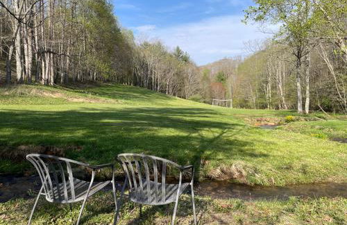 Creekside Getaway - King Bed - Full Kitchen - Foto 1