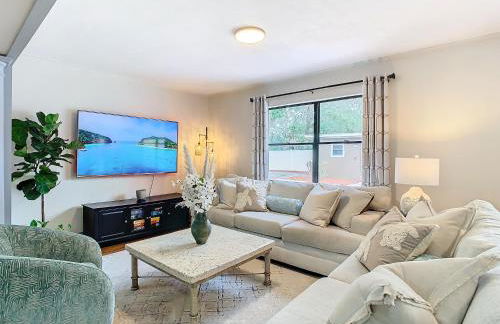 Poolside Paradise with Basketball Court - Foto 25