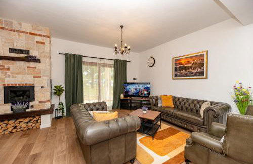 Villa Pietro with a heated Saltwater pool - Photo 53