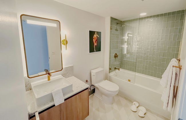 Luxurious Downtown Escape - Photo 49