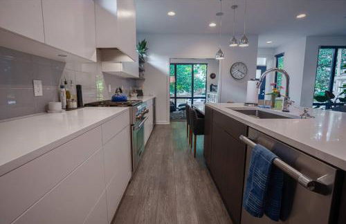 3 bed 3 bath Modern Luxury Home with Hot Tub and Rooftop Patio - Foto 8