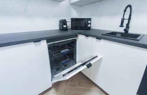 ALFA Stuttgart Doppelzimmer mit Teeküche und Terrasse Porsche Bosch l Gemeinschaftsbad WIFI SmartTV l Double room with kitchenette and terrace l shared bathroom BS21A5 - Foto 12