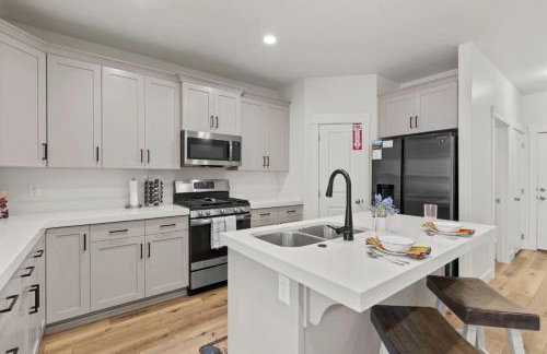 Adventure Base Camp Pet Friendly with Resort Living Pool, Arcade, Pickle-ball - Foto 27