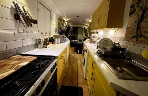 BrightOwl Waterside Narrowboat Cottage Experience - Foto 34