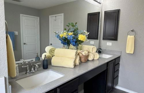 Relax with Spacious Modern Simplicity - Photo 26