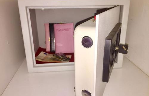 RIVER CLYDE VIEWS - PRIVATE & SPACIOUS APARTMENT - Photo 33