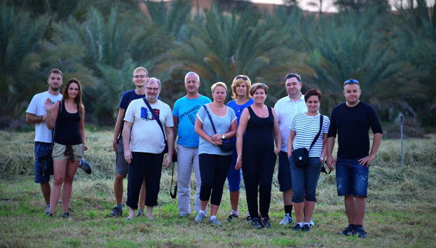 Foto de grupo en la finca de palmeras