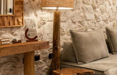 Rustic Boutique Apartment with Live Olive Tree & Private Parking - Photo 8