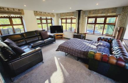 Stunning 2 Bedroom Guest House with Hot Tub - Photo 36