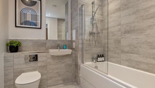 SUPERIOR AIRPORT SUITE, FREE Parking, Stylish, BALCONY, Two Bathrooms, Close To Airport, Station & Centre - Foto 5